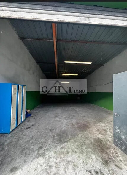 Flex in Vaux-le-Pénil for lease - Interior Photo - Image 3 of 3