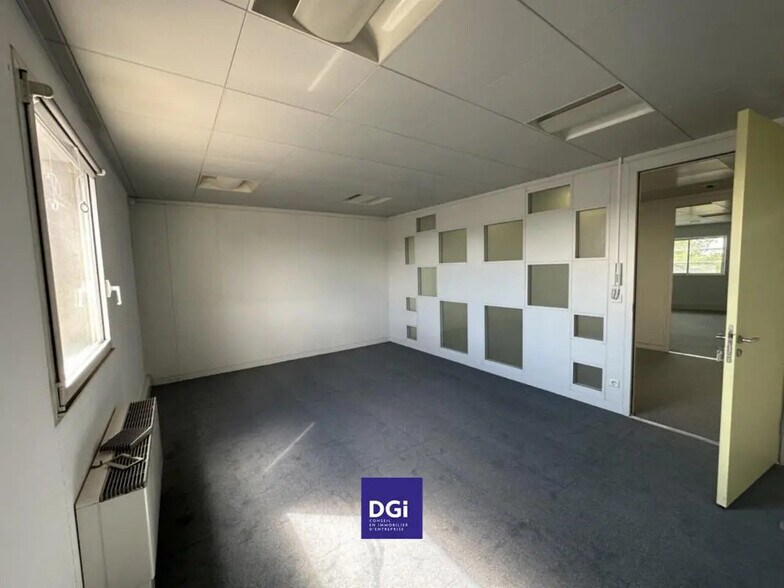 Office in Nîmes for lease - Building Photo - Image 3 of 6