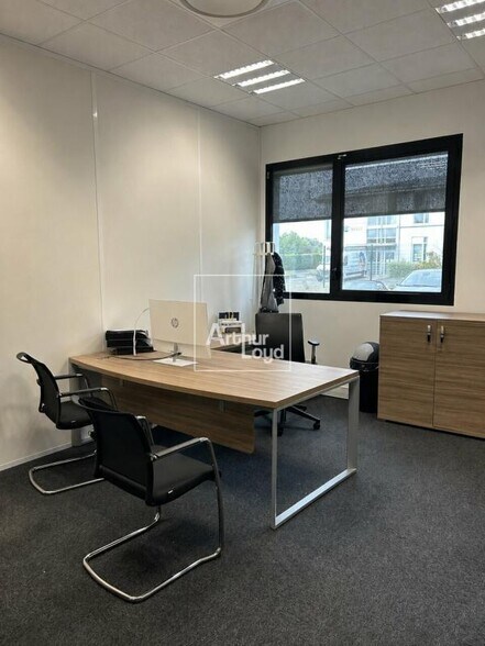 Office in Lieusaint for lease - Interior Photo - Image 2 of 5