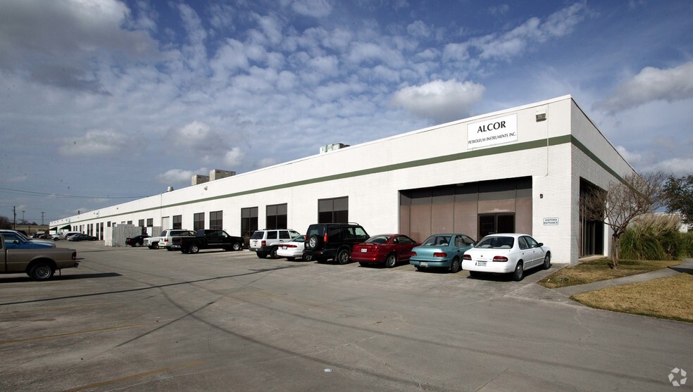 981-995 Isom Rd, San Antonio, TX for lease - Building Photo - Image 2 of 3