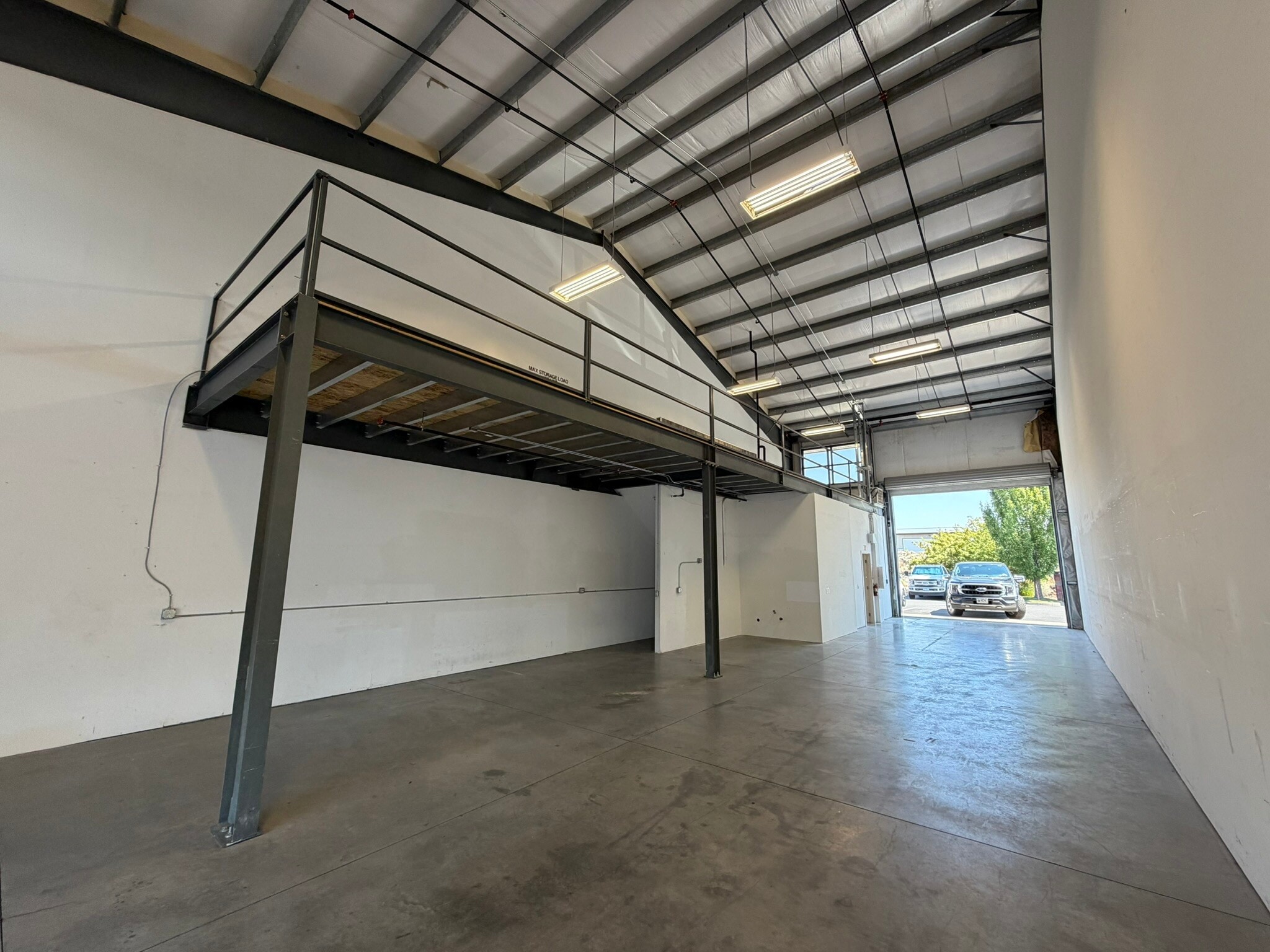 2121 SW Deerhound Ave, Redmond, OR for lease Interior Photo- Image 1 of 4