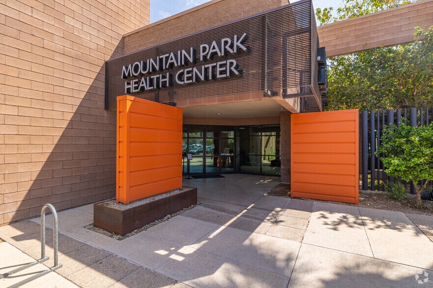 140 N Litchfield Rd, Goodyear, AZ for lease - Building Photo - Image 2 of 4