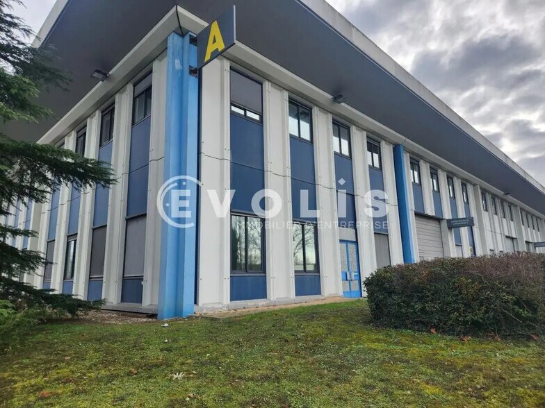 Office in Saint-Quentin-Fallavier for lease - Building Photo - Image 1 of 27