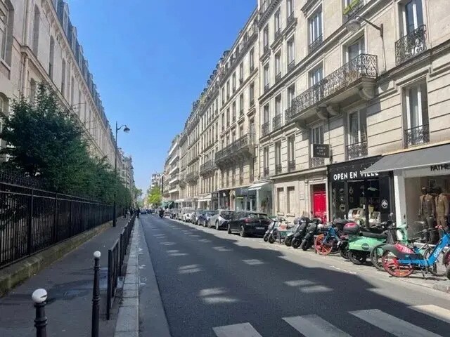 Retail in Paris for lease Building Photo- Image 1 of 5