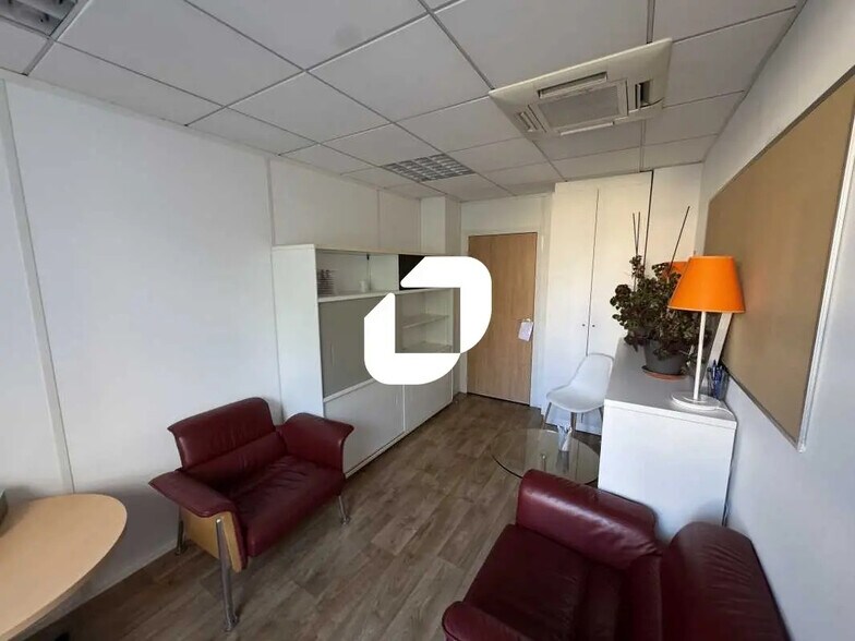 Office in Montrouge for lease - Building Photo - Image 3 of 16