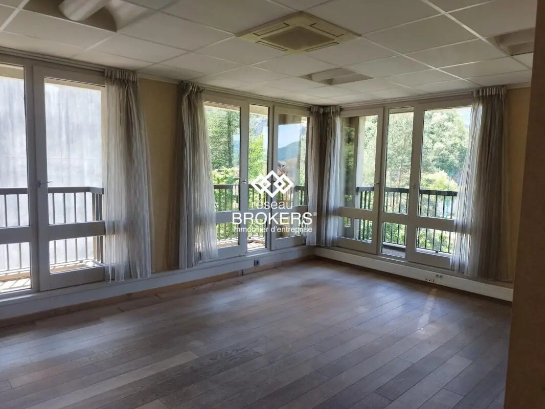 Office in Cluses for sale Interior Photo- Image 1 of 1
