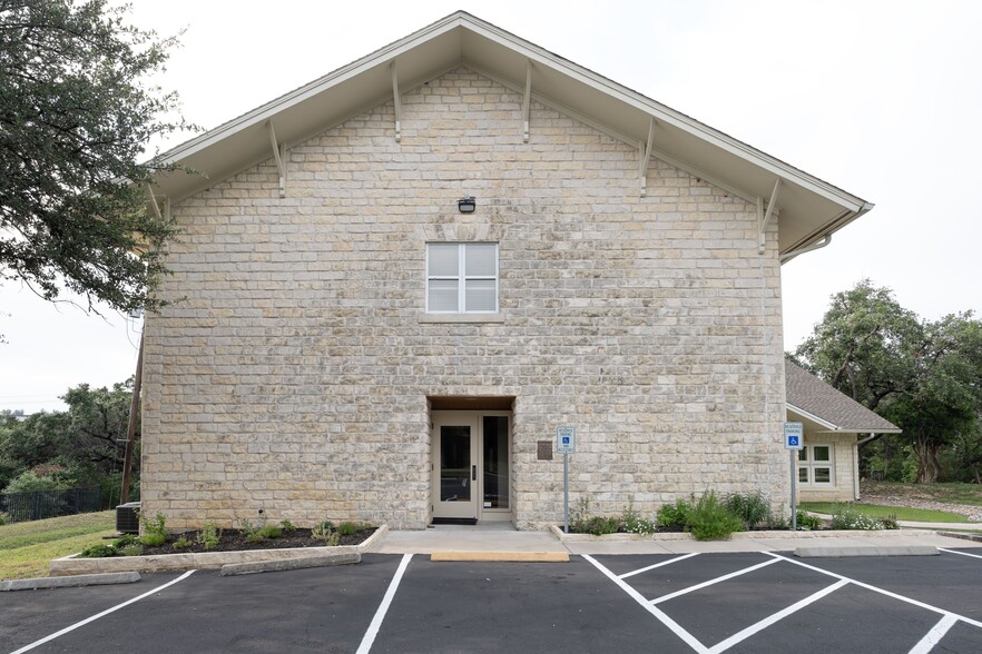 6909 W Courtyard Dr, Austin, TX for lease - Building Photo - Image 2 of 4