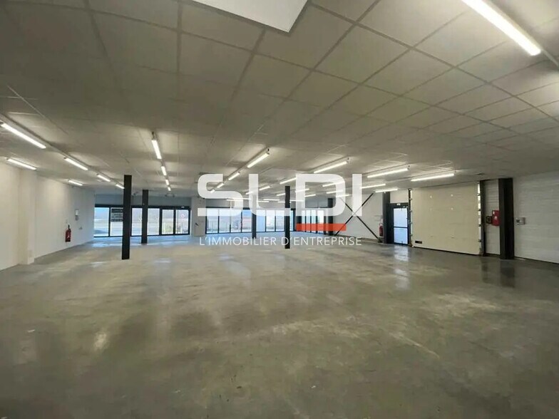 Retail in Genay for lease - Interior Photo - Image 3 of 6