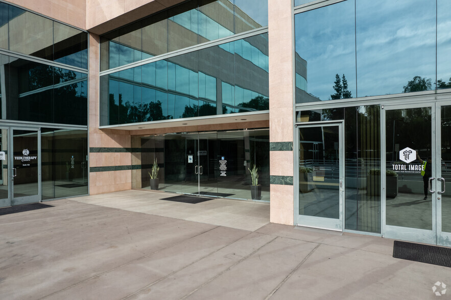 5550 Topanga Canyon Blvd, Woodland Hills, CA for lease - Building Photo - Image 3 of 9