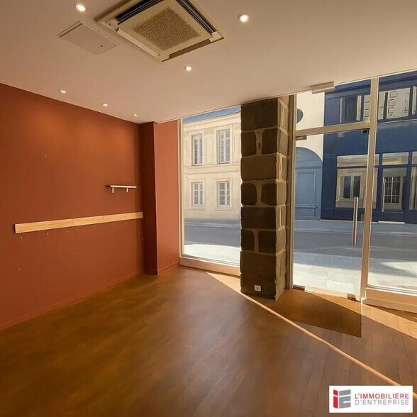 Retail in Rennes for lease - Interior Photo - Image 1 of 7