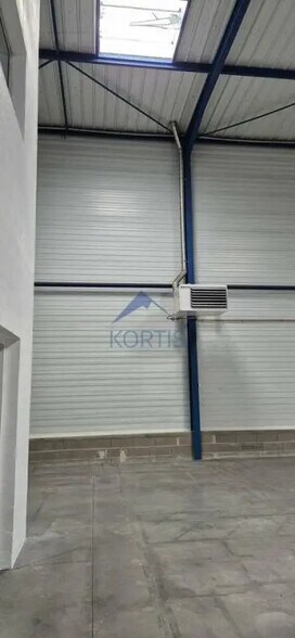 Flex in Dagneux for lease - Interior Photo - Image 2 of 12