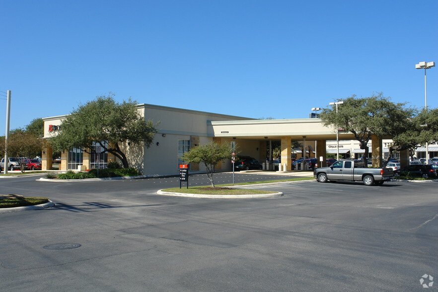 18700-18740 Stone Oak Pky, San Antonio, TX for lease - Building Photo - Image 3 of 12