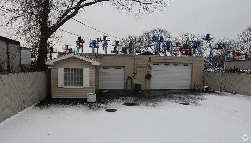 21 Essex St, Bay Shore, NY for sale - Primary Photo - Image 1 of 1