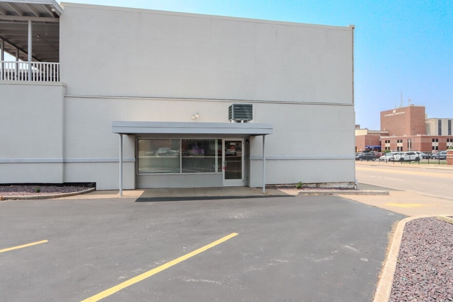 1112-1128 Broadway St, Quincy, IL for lease - Building Photo - Image 2 of 31