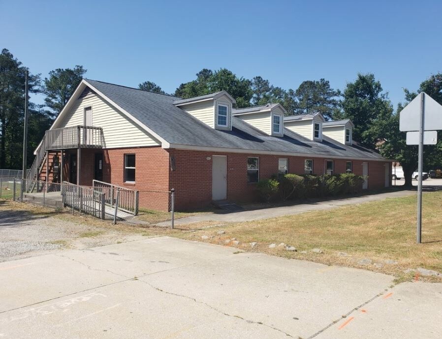 69056917 Raeford Rd, Fayetteville, NC 28304