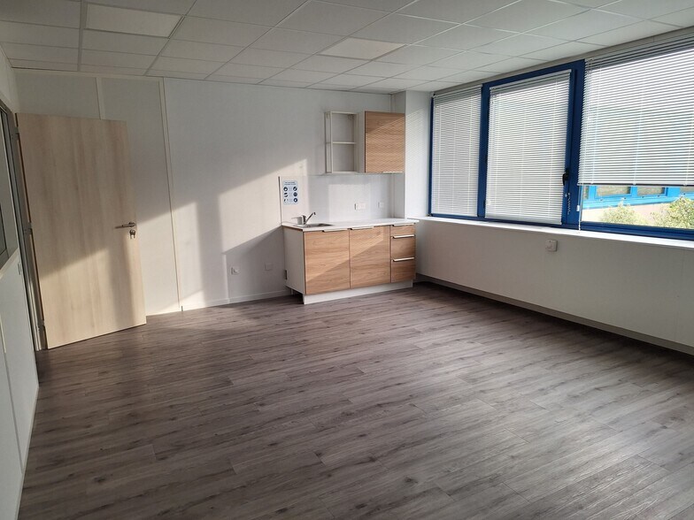Office in Mérignac for lease - Building Photo - Image 2 of 6