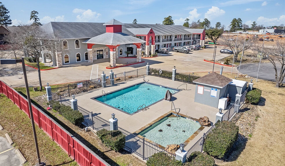 201 W Hill Park Cir, Huntsville, TX for sale - Building Photo - Image 2 of 23