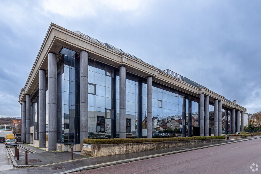 Office in Versailles for lease - Building Photo - Image 2 of 2