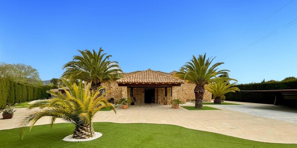 Retail in Sax for sale - Building Photo - Image 1 of 39