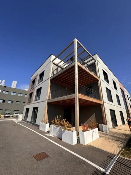 2 Rue Du Dr Charles-Gabriel Pravaz, Sainte-Foy-lès-Lyon for lease - Building Photo - Image 1 of 6