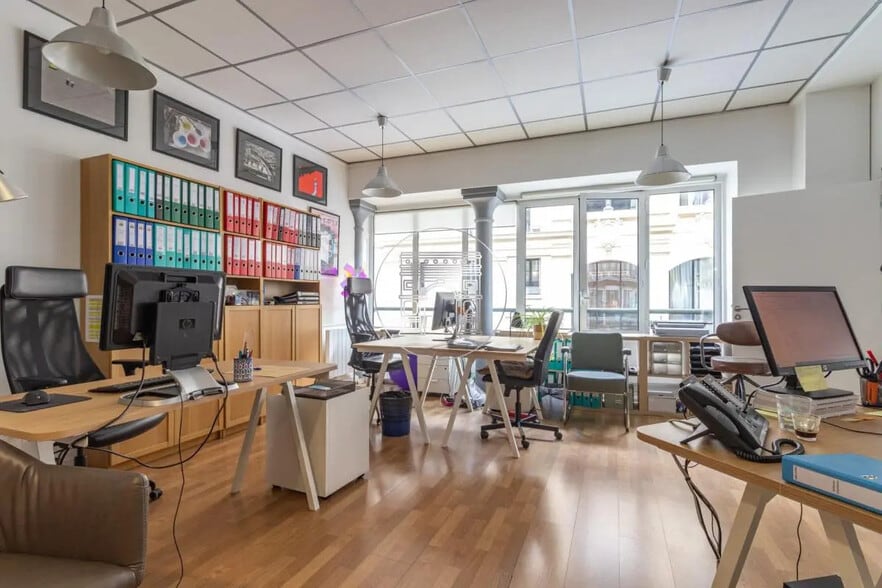 Office in Paris for lease - Interior Photo - Image 2 of 7