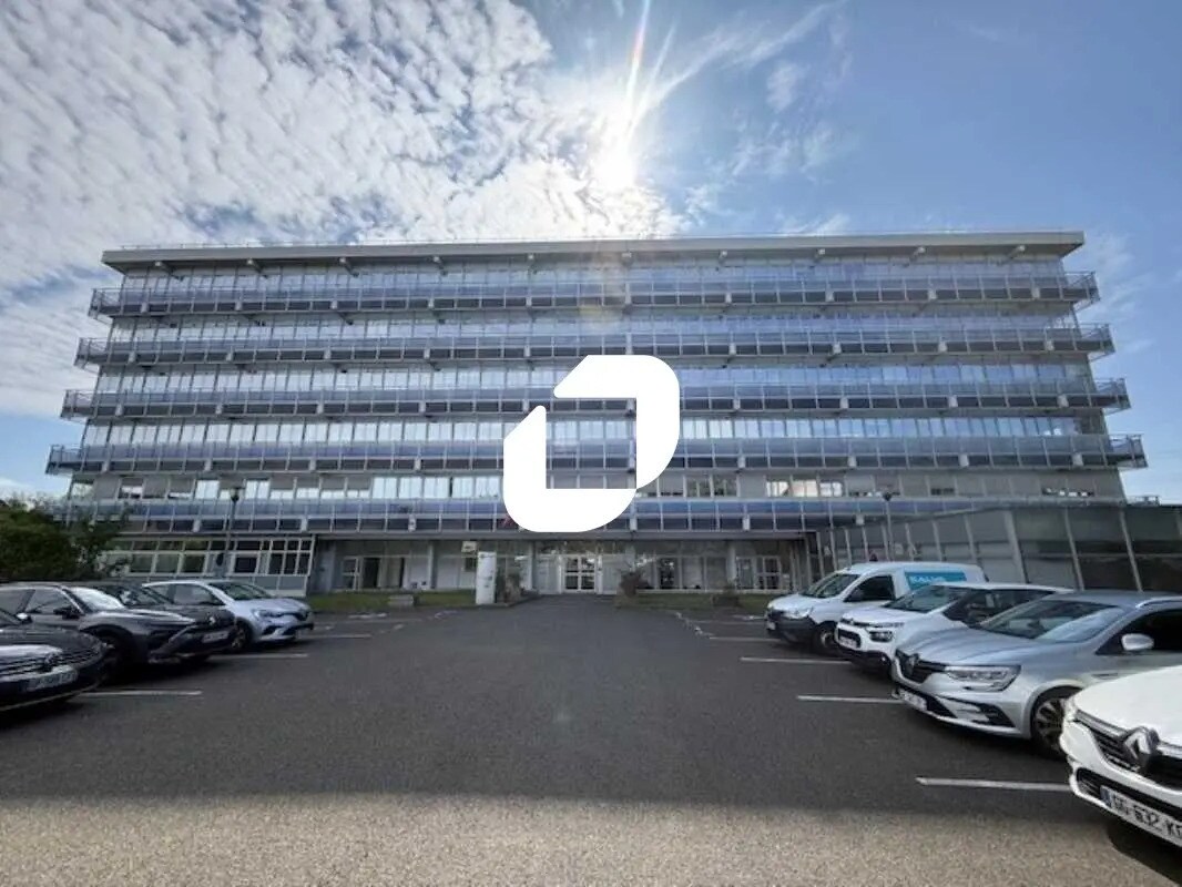 Office in Osny for lease Building Photo- Image 1 of 6