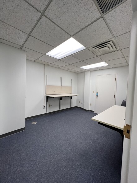 21245 Lorain Rd, Fairview Park, OH for lease - Interior Photo - Image 3 of 16