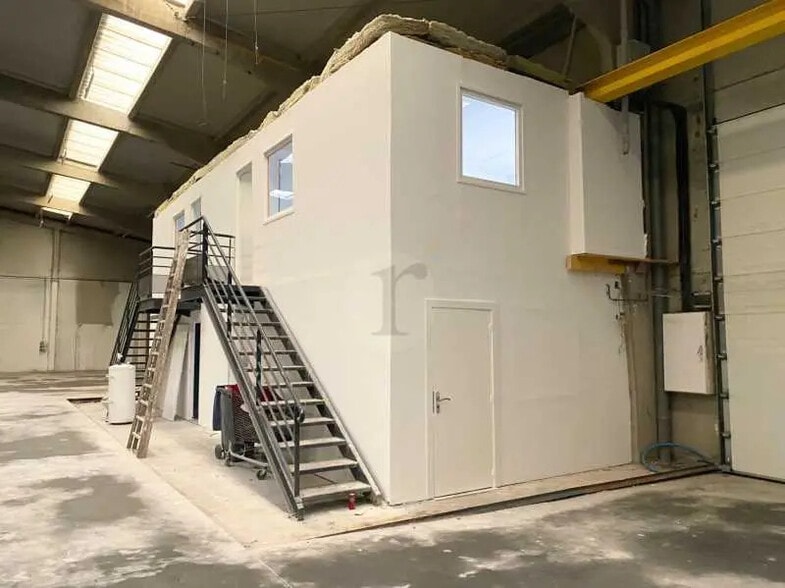 Office in Templeuve for lease - Building Photo - Image 2 of 5