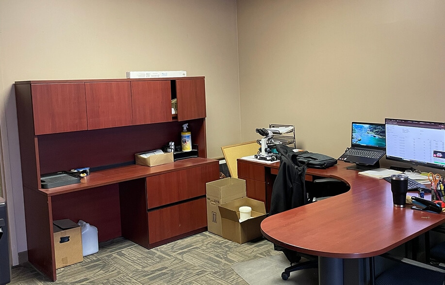 170 Wyatt Rd, Winnipeg, MB for lease - Building Photo - Image 2 of 4