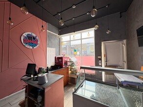 1 Oldfield Ln, Heckmondwike for lease Interior Photo- Image 2 of 6