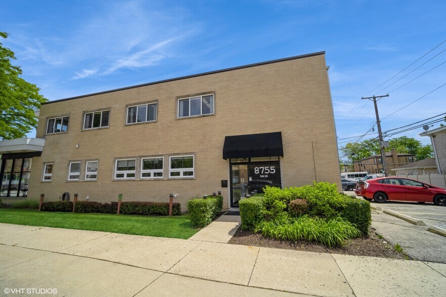 8755 Trumbull Ave, Skokie, IL for lease - Building Photo - Image 1 of 22