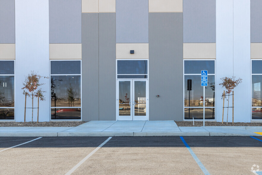 7461 Metro Air Pky, Sacramento, CA for lease - Building Photo - Image 2 of 4