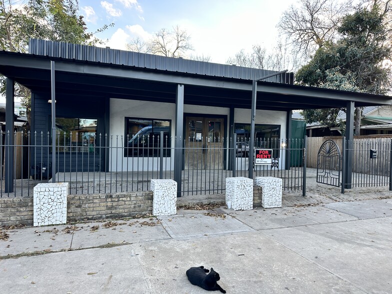 720 E Mistletoe Ave, San Antonio, TX for lease - Building Photo - Image 2 of 13