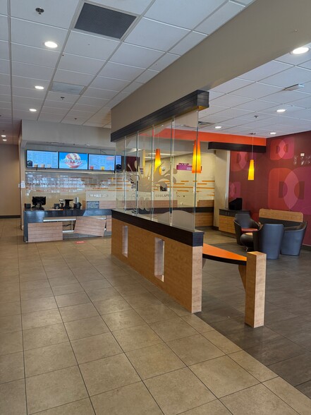 530 Crescent Blvd, Glen Ellyn, IL for lease - Interior Photo - Image 3 of 14