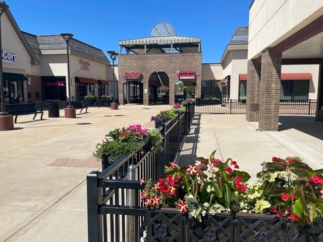 2300-2350 W Higgins Rd, Hoffman Estates, IL for lease - Building Photo - Image 3 of 14