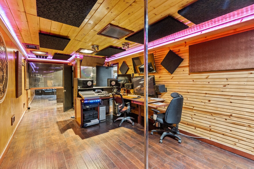 Corner Lot Investment - Dual Buildings portfolio of 2 properties for sale on LoopNet.com - Interior Photo - Image 2 of 8