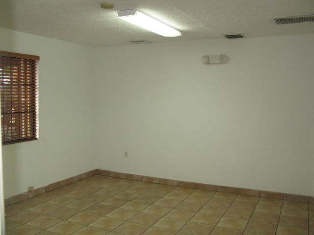 2271-2275 W 77th St, Hialeah, FL for lease - Building Photo - Image 3 of 10