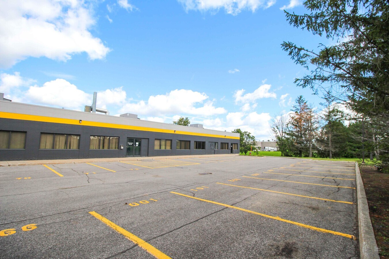 2301 St Laurent Blvd, Ottawa, ON K1G 4J7