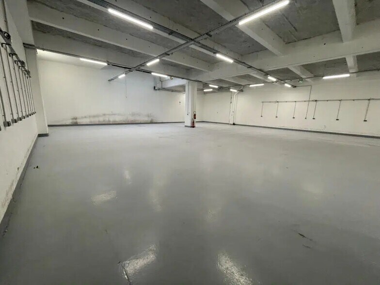 Flex in Paris for lease - Interior Photo - Image 3 of 5