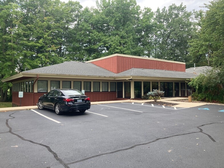 500 Cascade West Pky SE, Grand Rapids, MI for lease - Building Photo - Image 1 of 11