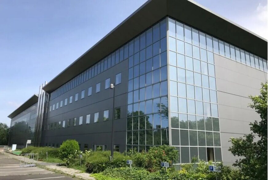 Office in Trappes for lease - Building Photo - Image 3 of 4