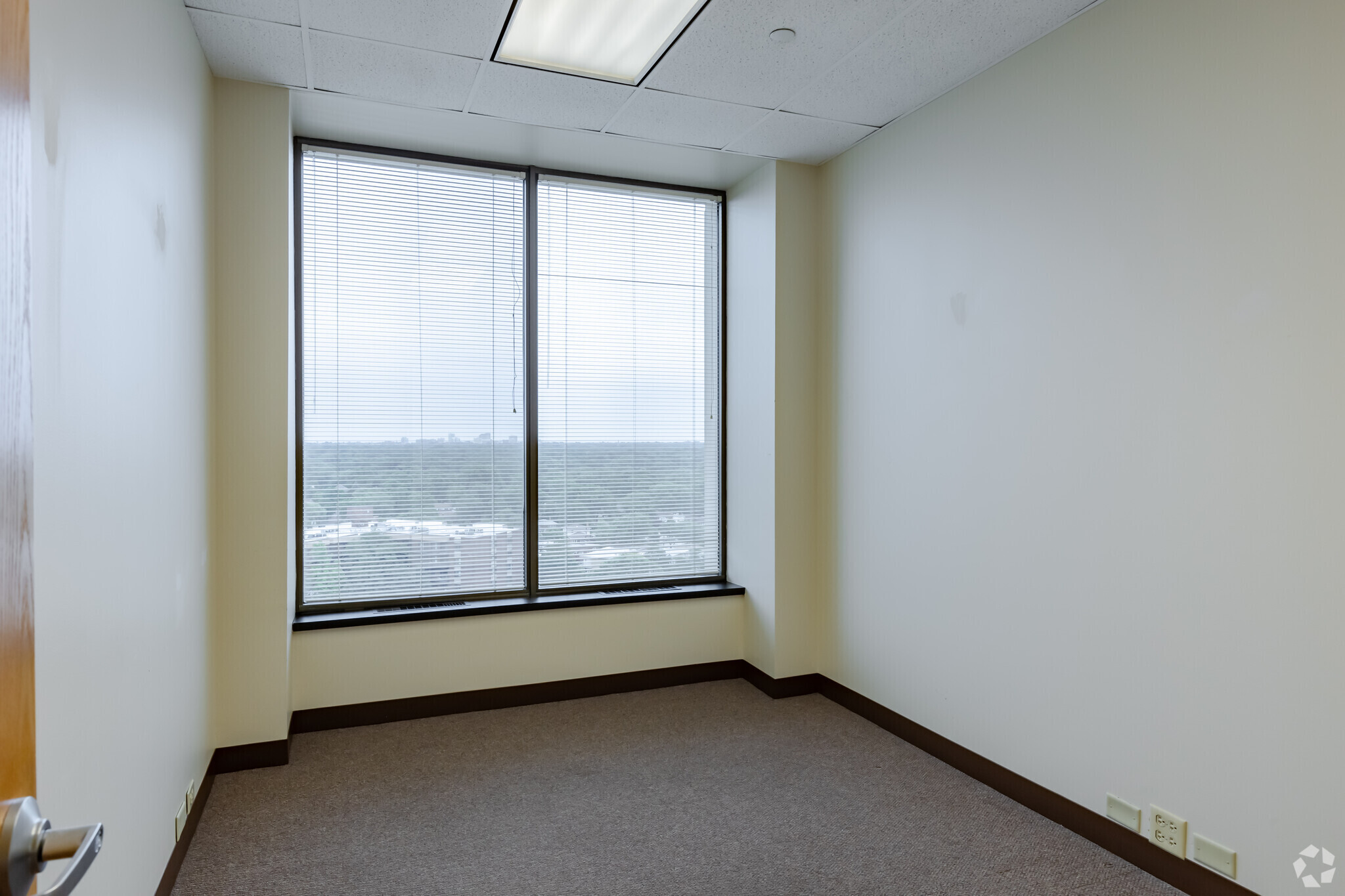 4709-4711 Golf Rd, Skokie, IL for lease Interior Photo- Image 1 of 5