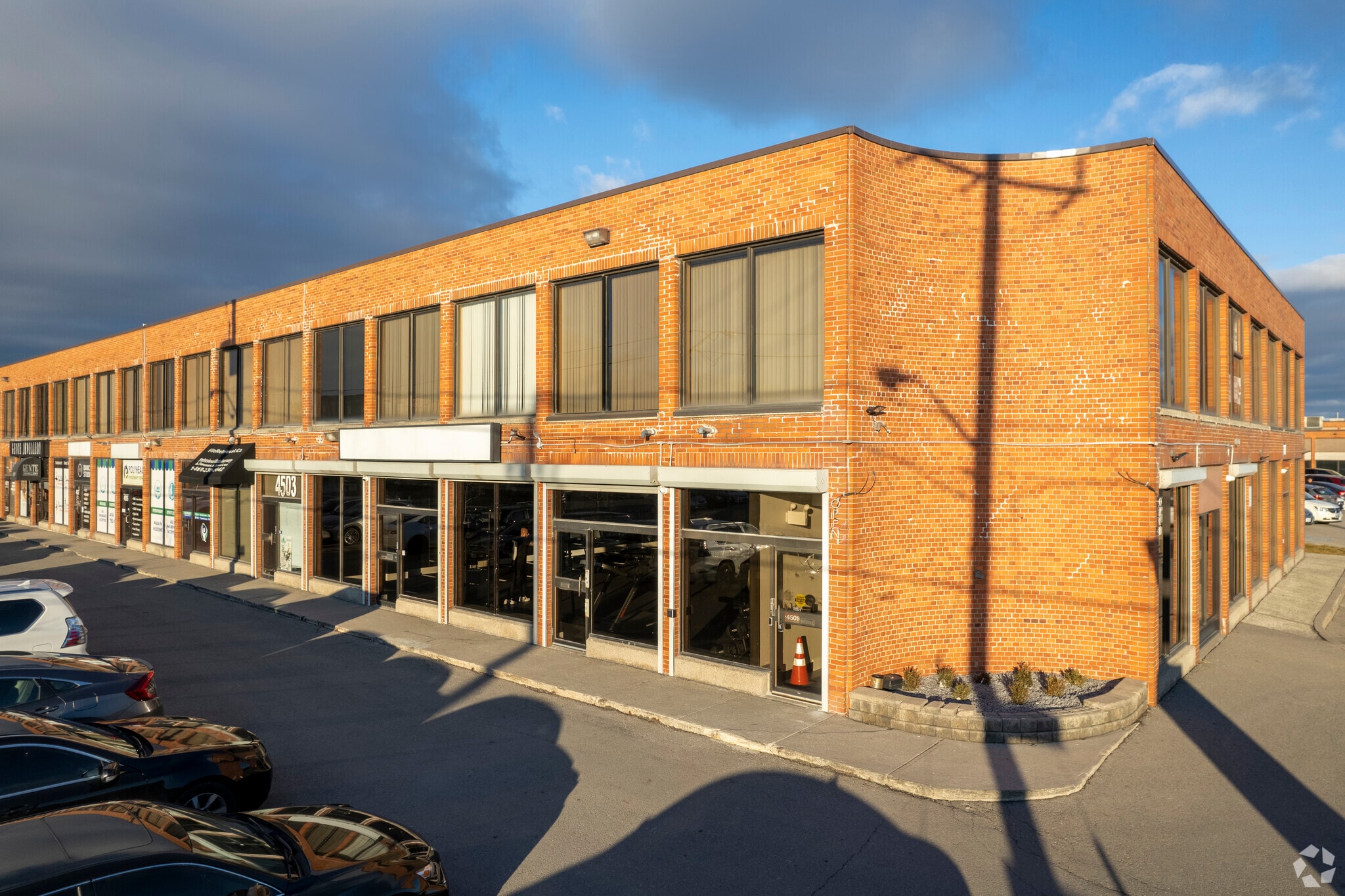 4501-4517 Chesswood Dr, Toronto, ON for lease Primary Photo- Image 1 of 6