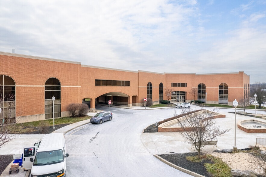 240 Cetronia Rd, Allentown, PA for lease - Building Photo - Image 2 of 14