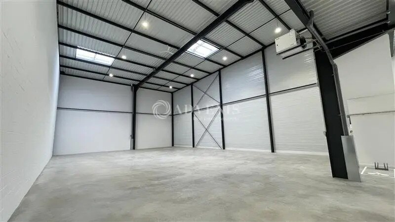 Flex in Chalifert for lease - Interior Photo - Image 2 of 10