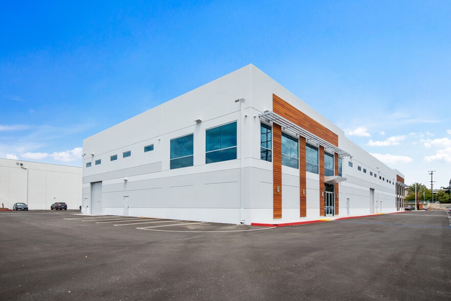 3700 Vanowen St, Burbank, CA for lease - Building Photo - Image 1 of 13