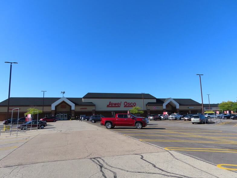 115-237 Irving Park Rd, Streamwood, IL for lease - Building Photo - Image 3 of 7