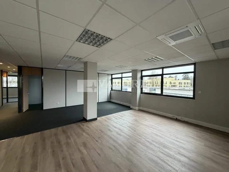 Office in Limonest for lease Interior Photo- Image 1 of 6