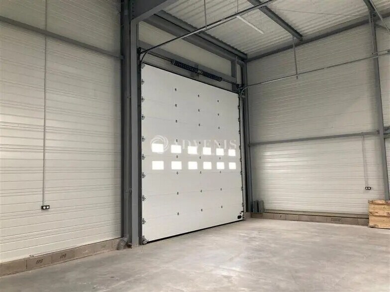 Flex in La Chaussée-Saint-Victor for lease - Interior Photo - Image 3 of 5