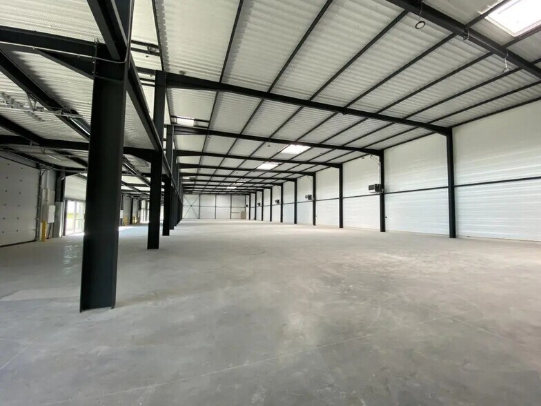 Flex in Courtry for lease - Building Photo - Image 3 of 14